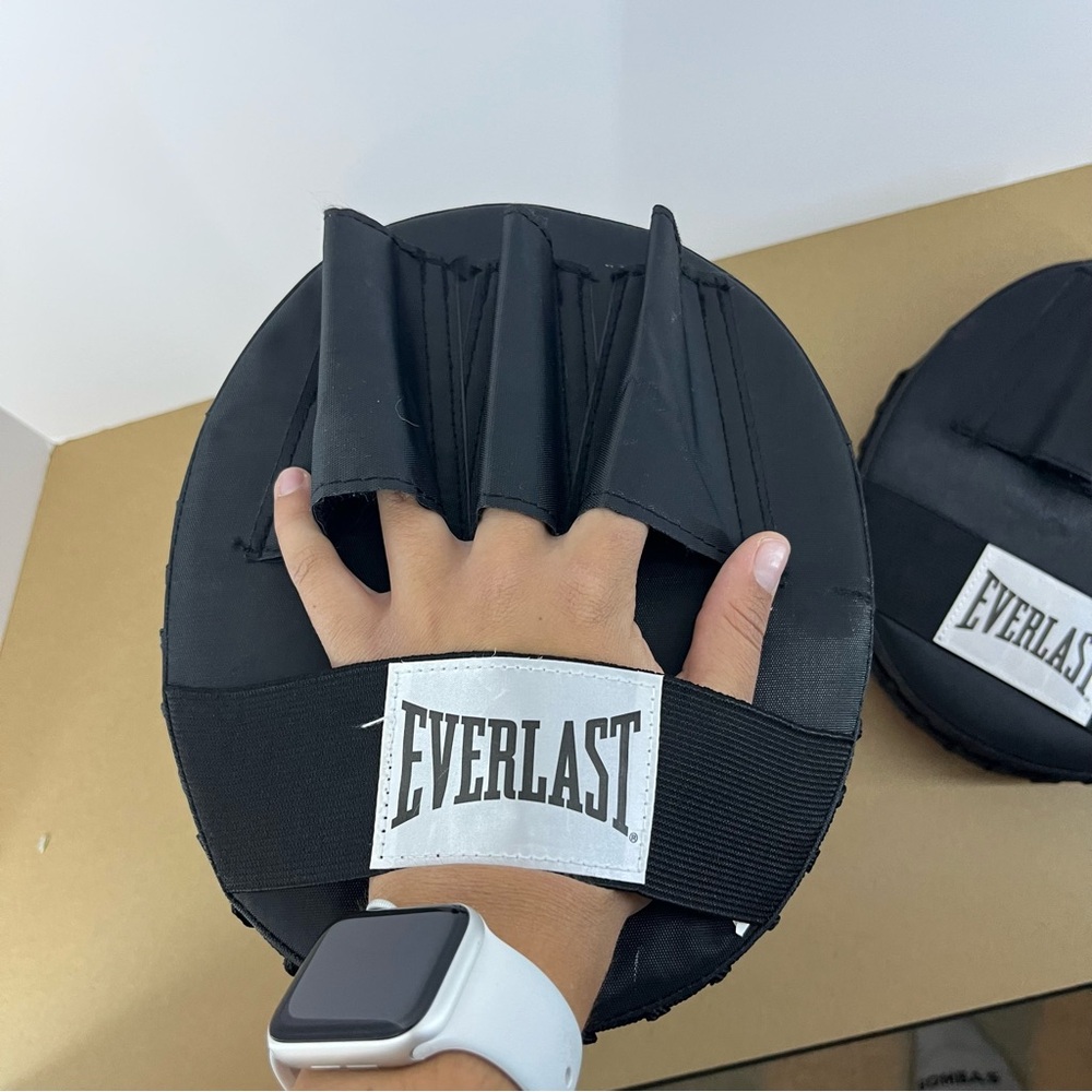 Everlast Red And Black Boxing Training Equipment Punching Mitts Strike Shield View 3